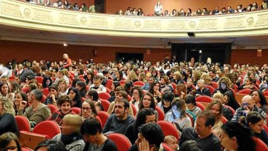 El teatre Conservatori ple de gom a gom per escoltar Carles Capdevila, que va parlar d&#039;&quot;Educar amb humor&quot;