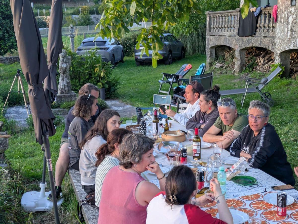 El club Lurpias lee con mesa y mantel en Cuntis
