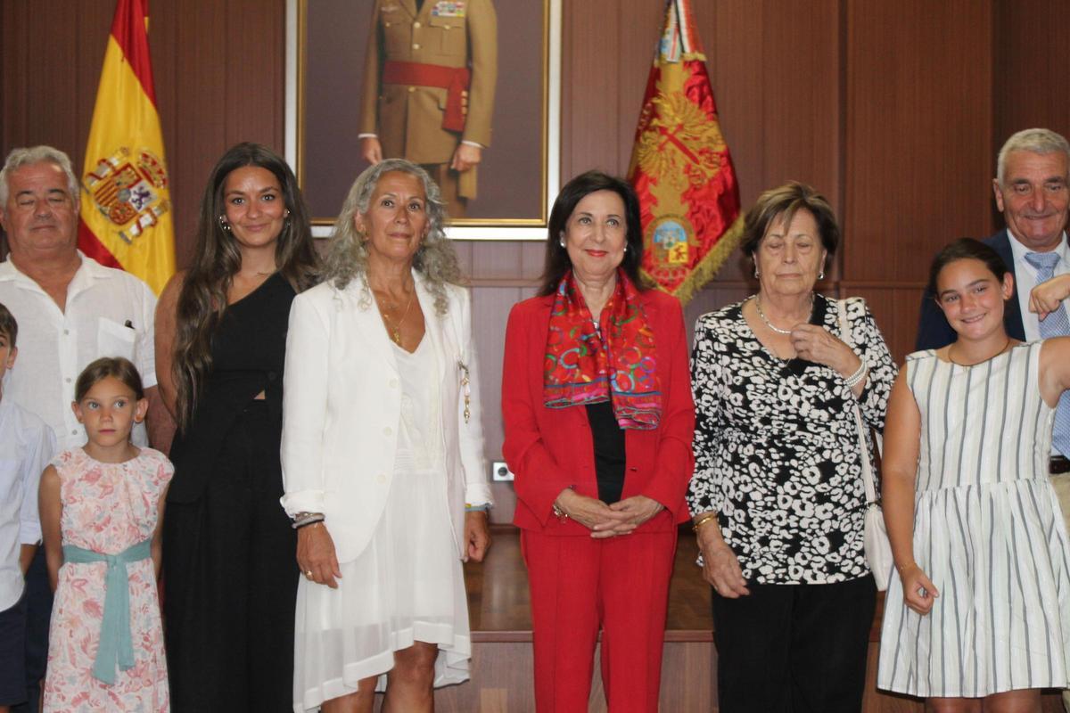 Fotogalería | Margarita Robles entrega la Cruz al Mérito Militar a la madre de la sargento Débora Grau en Badajoz Fotogalería | Margarita Robles entrega la Cruz al Mérito Militar a la madre de la sargento Débora Grau en Badajoz