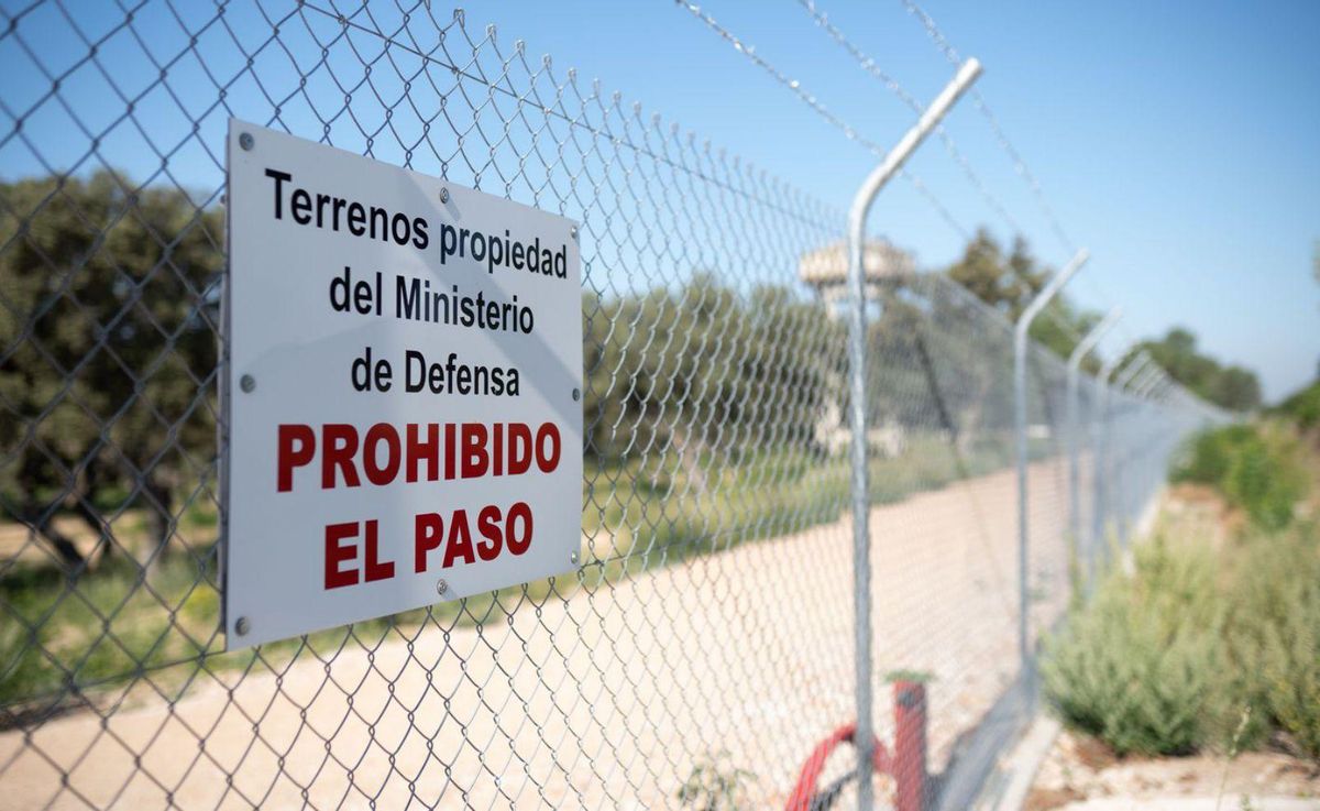 Cartel que prohíbe el paso a los terrenos de Monte la Reina. | Emilio Fraile