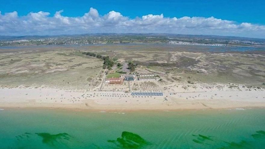 Vista aérea de la isla de Tavira con la playa de O Barril en primer plano / VisitPortugal