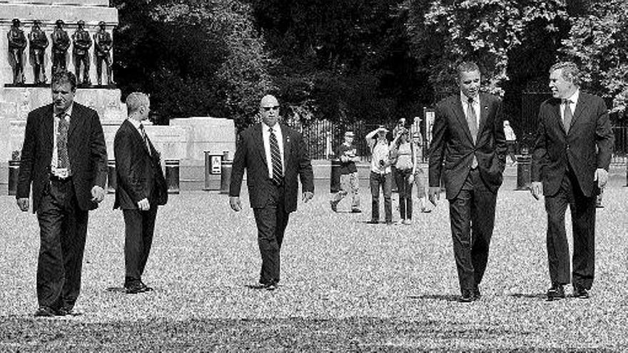 Barack Obama y Gordon Brown (derecha) pasean por los jardines de Downing Street bajo una fuerte vigilancia. / efe/peter mcdiarmid