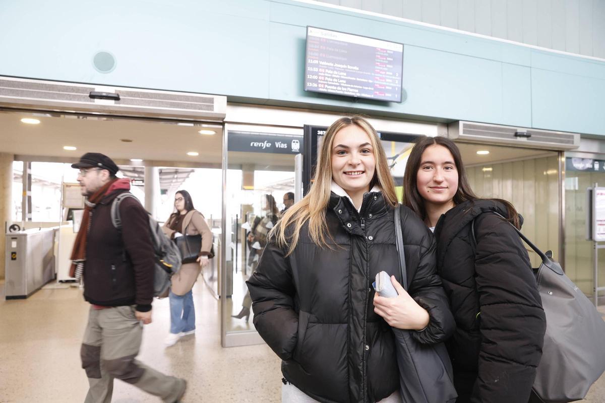 Incertidumbre y reorganización entre los viajeros por la huelga de maquinistas en la estación de Gijón (en imágenes)