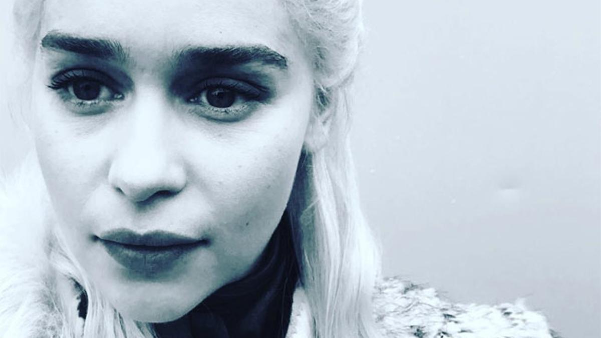 Emilia Clarke caracterizada como Daenerys