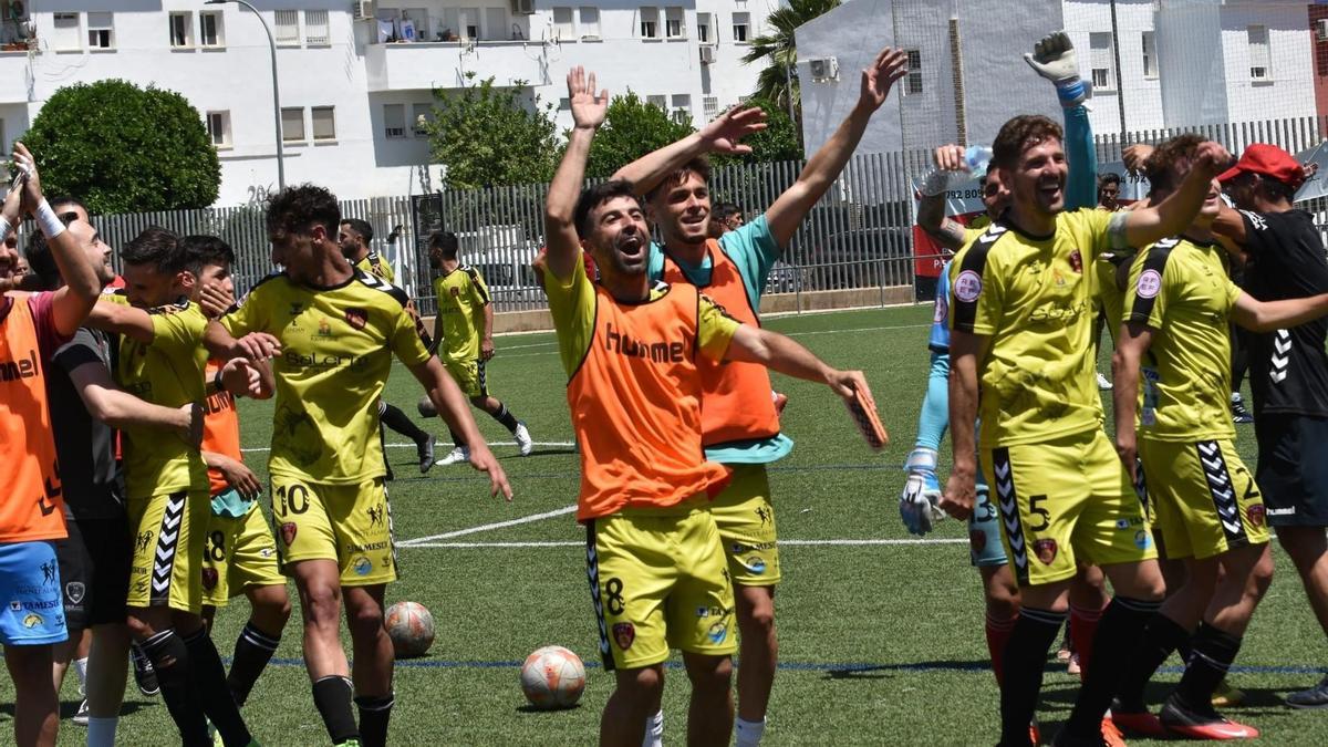 Los futbolistas del Salerm Puente Genil celebran el avance de fase frente al Gerena.