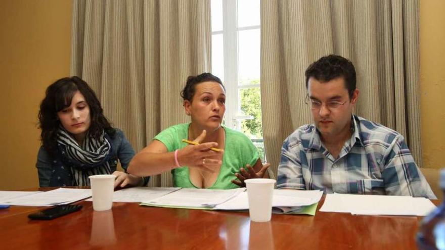 Los tres ediles de Veciños por Agolada, durante el pleno de organización. // Bernabé/Gutier