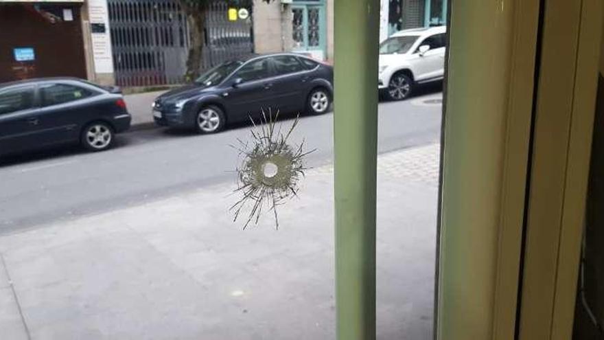 La bala atravesó la puerta de la cafetería. // FdV