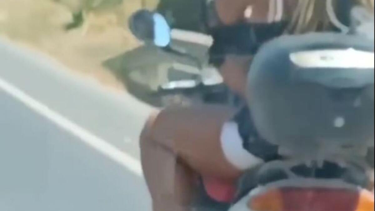 Graban a una pareja practicando sexo en una moto circulando por Ibiza