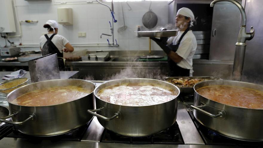 Así se come en un colegio andaluz con cocina propia: salmón fresco, verdura de temporada y postre casero