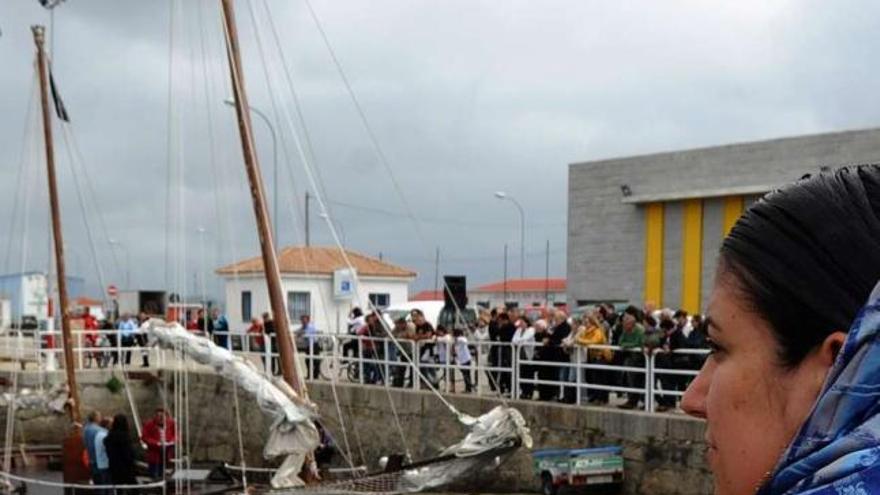 En A Illa celebran las Letras Galegas con la botadura de sus embarcaciones tradicionales.  // Iñaki Abella