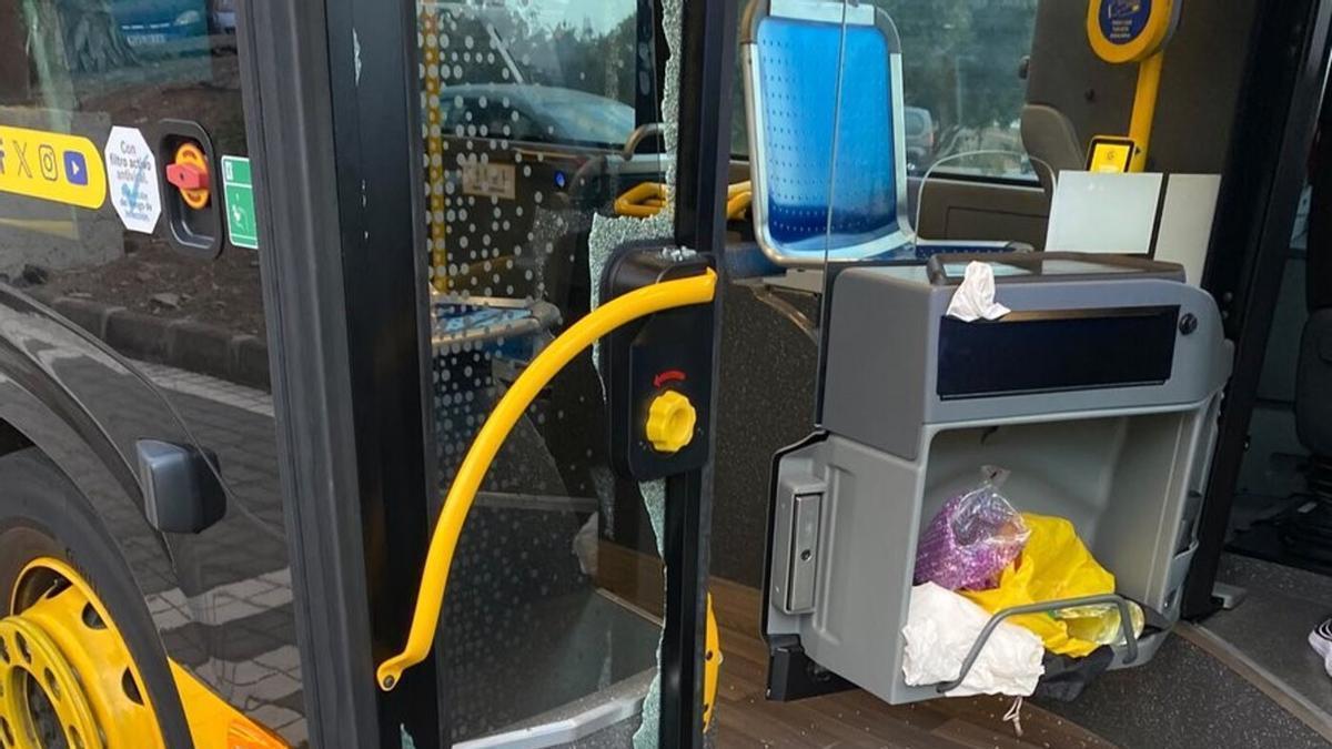 Rompe el cristal de una Guagua Municipal y es detenido