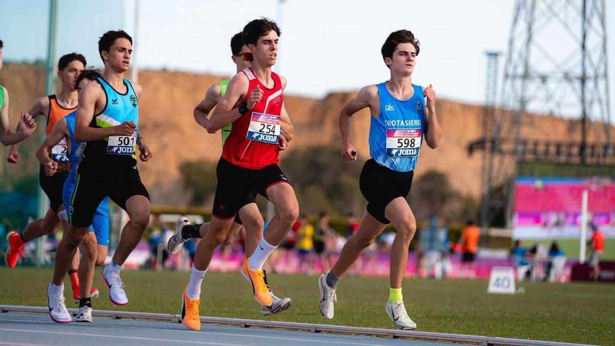 Brais Rey, con la elástica roja del Atletismo A Estrada.