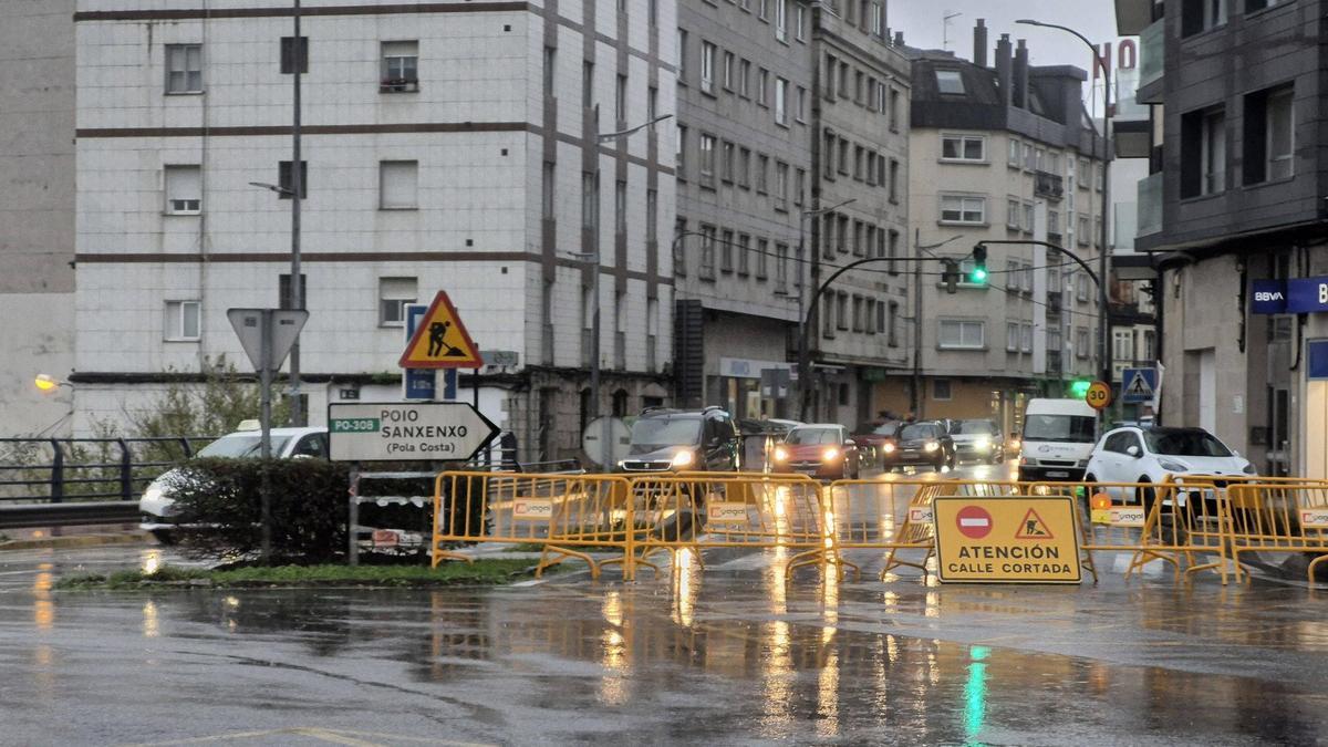 Señalización del corte del carril hacia Sanxenxo a la altura de A Barca.