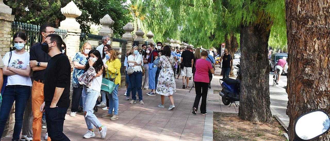 Los visitantes tuvieron que esperar junto a la valla de la calle General Elio a causa del aforo.  | FIRA DEL LLIBRE