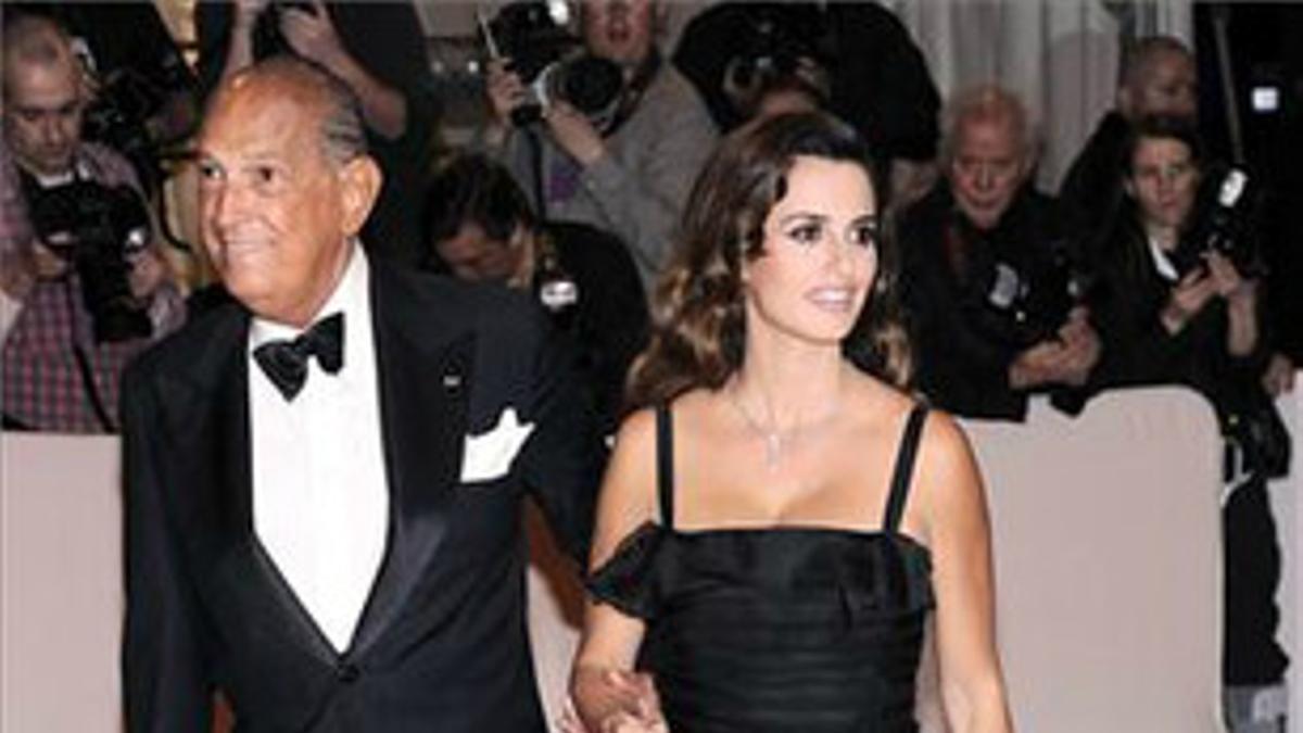 Óscar de la Renta con Penélope Cruz, a su llegada a una gala benéfica el 2 de mayo de 2011.