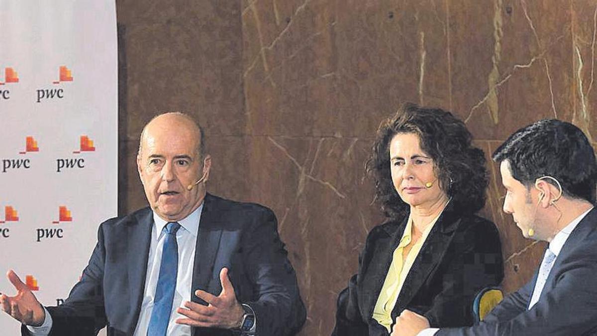 De izquierda a derecha, Pedro Ortega, Matilde Asián y Héctor Ortega. | José Carlos Guerra