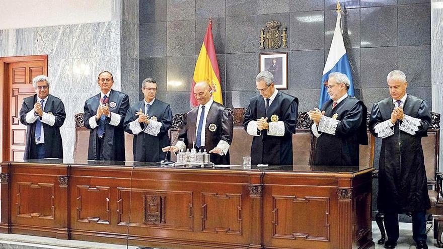 La Junta de Gobierno del TSJC aplaude a Antonio Doreste tras finalizar su discurso, ayer durante la apertura del año judicial 2019-2010 en la provincia de Las Palmas.