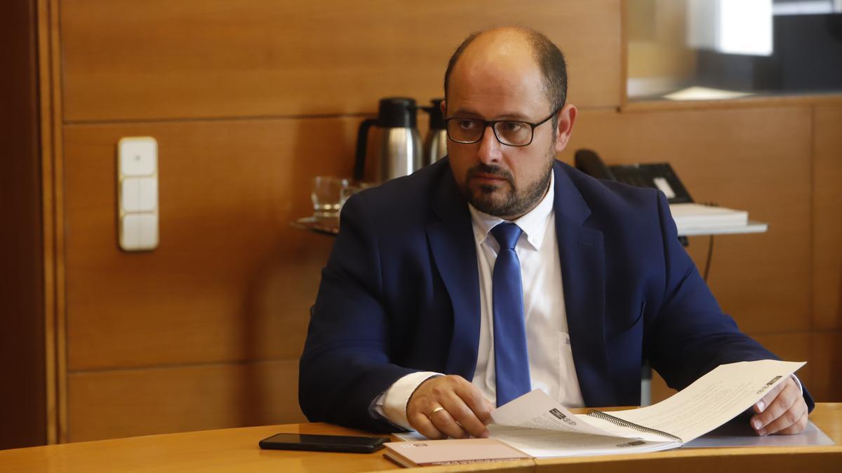 Alberto Izquierdo, diputado del PAR, en la reunión informativa de las Cortes.