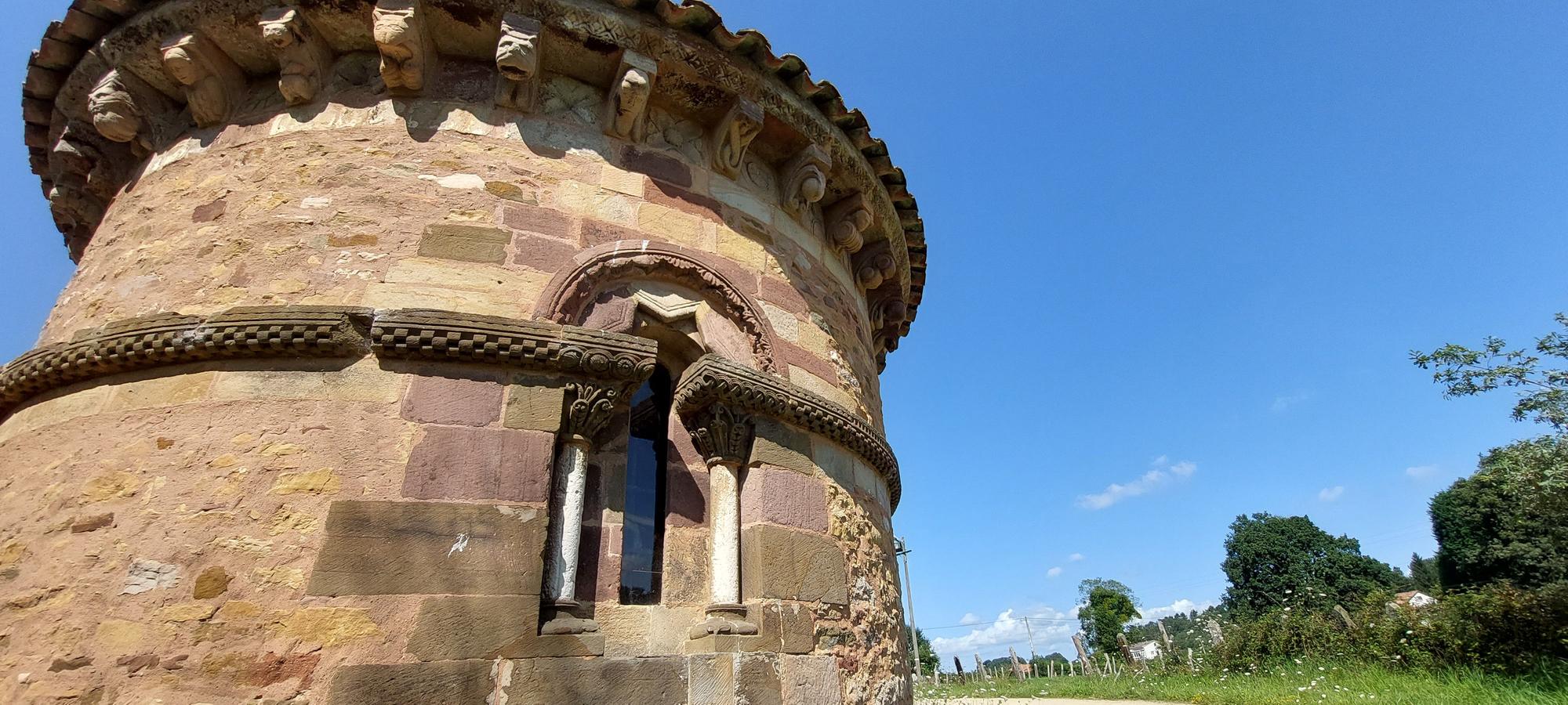 Una historia de casi mil años, las cabezas de pico vikingas y el espectáculo del ábside con 24 figuras de monstruos, juglares y enamorados: así es San Esteban de los Caballeros, joya del patrimonio de Siero