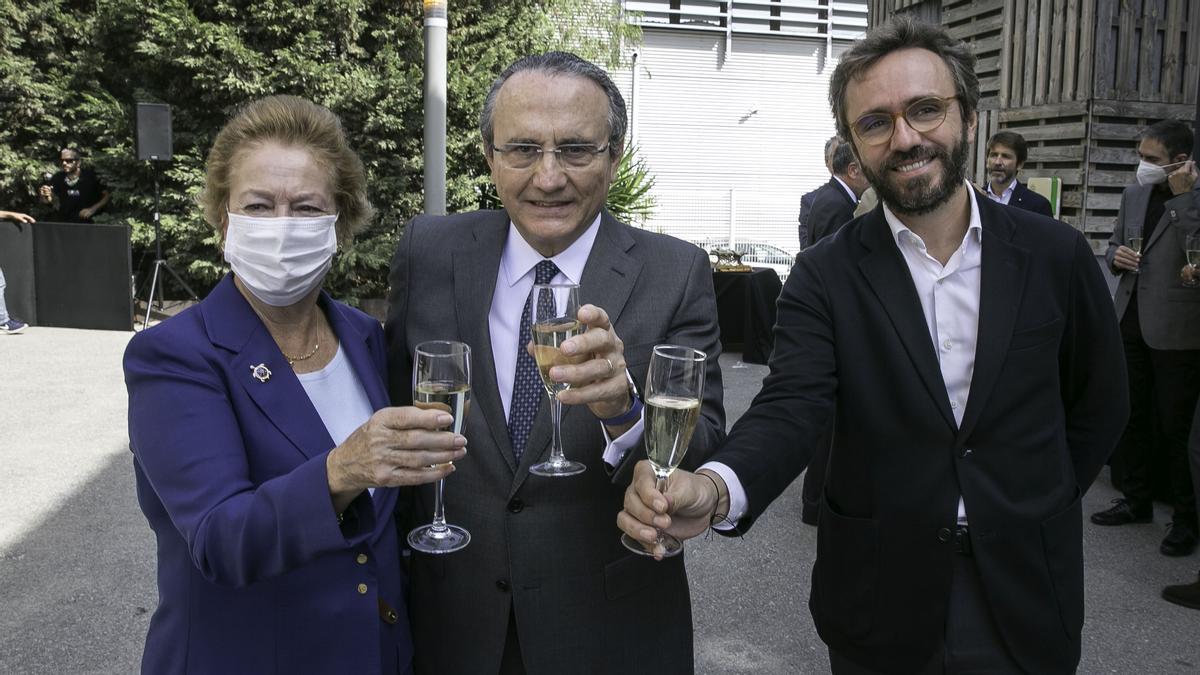 Arantza Sarasola, vicepresidenta, Javier Moll, presidente y Aitor Moll, consejero delegado de Prensa Ibérica, brindando durante su encuentro con los trabajadores.