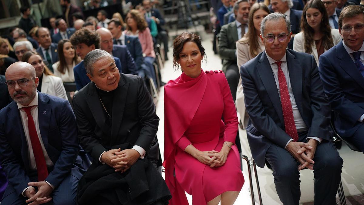 Isabel Díaz Ayuso y el delegado del Gobierno, Francisco Martín durante el acto de la Constitución en la Puerta del Sol.