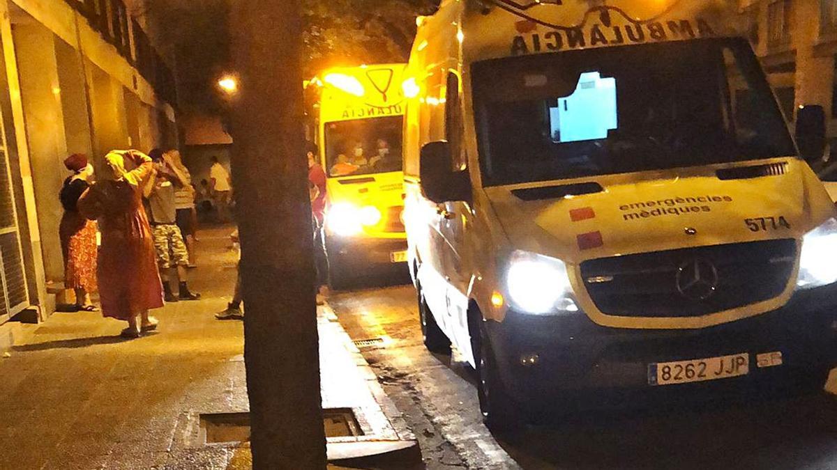 Dues ambulàncies del SEM atenent els ferits la nit de dissabte a Salt. | DDG