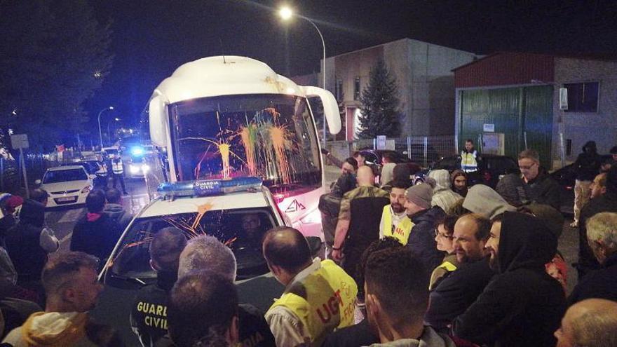 Pintadas en un autobús y un vehículo de la Guardia Civil.