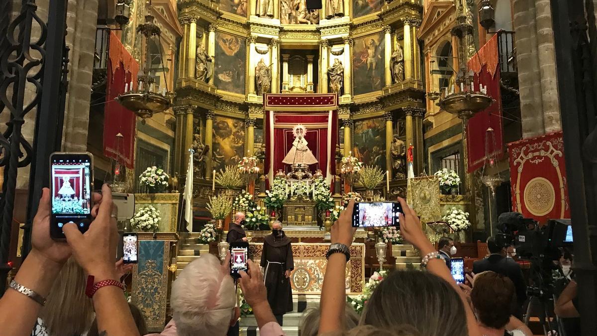 Visitantes fotografían a la Virgen de Guadalupe, esta mañana en el interior del monasterio.