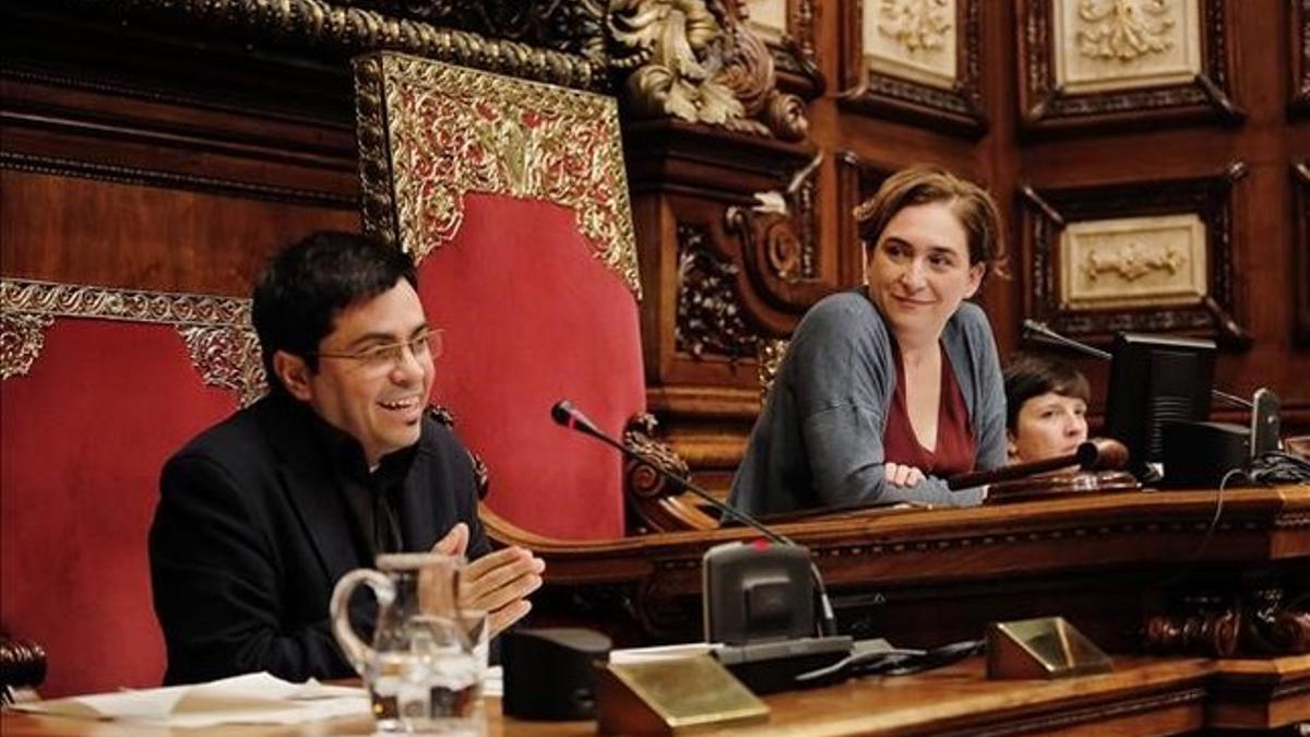 Ada Colau i Gerado Pisarello durante el pleno del Ajuntament