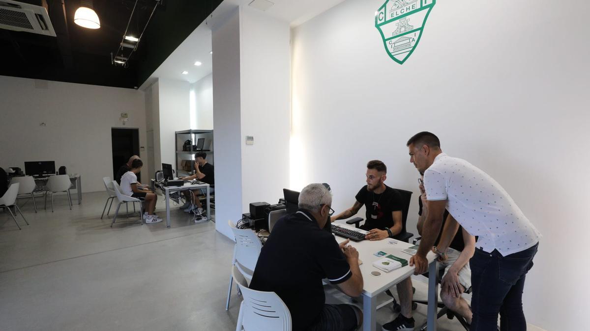 Oficina del estadio donde esta mañana se renovaban los primeros abonos del Elche CF