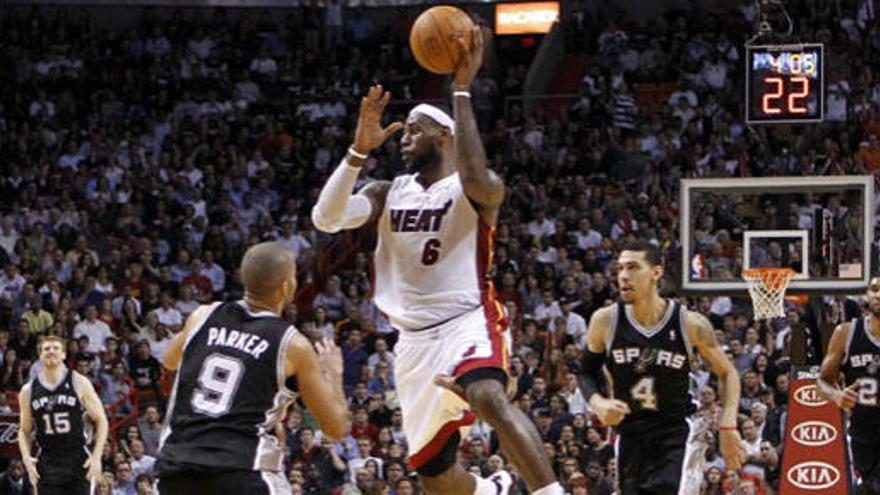 LeBron James salta frente a Tony Parker.