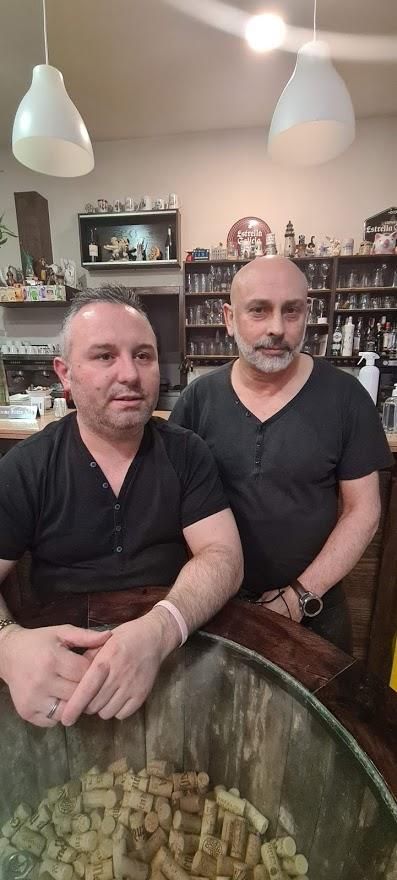 Javier Rodríguez (izq.) junto a su marido, socio y cocinero, José Carlos Justo.