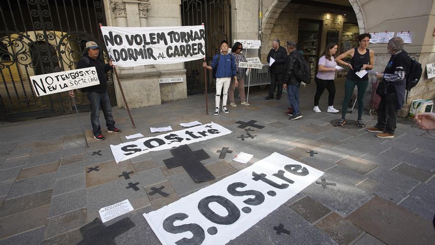 La Policia Municipal de Girona expulsa a les persones sense llar de la plaça del Vi