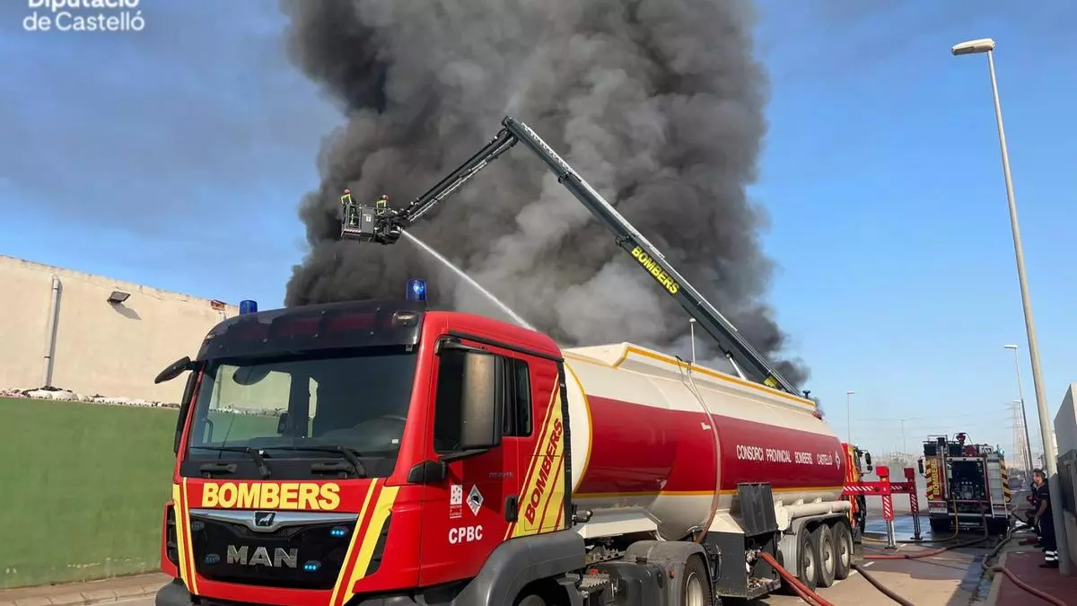 Los bomberos dan por confinado el incendio en un desguace de Castellón, con "evolución claramente positiva"