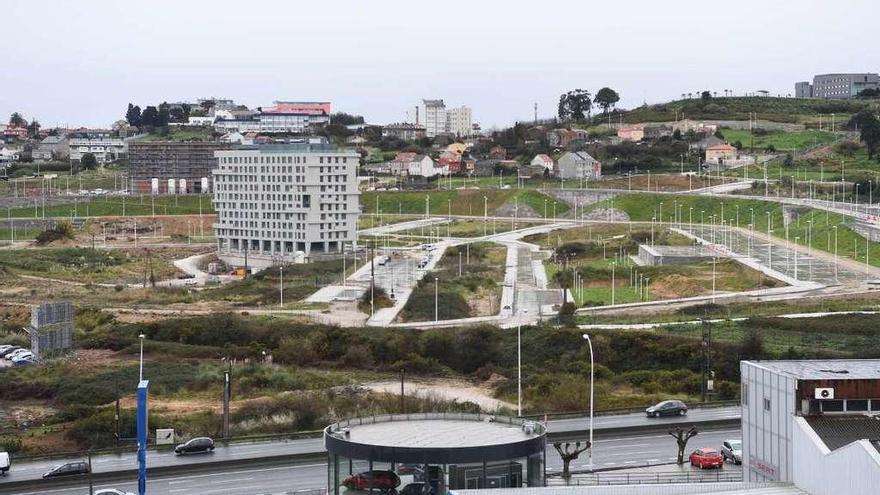 Al fondo, las obras del parque ofimático, con edificios de cooperativas levantados.