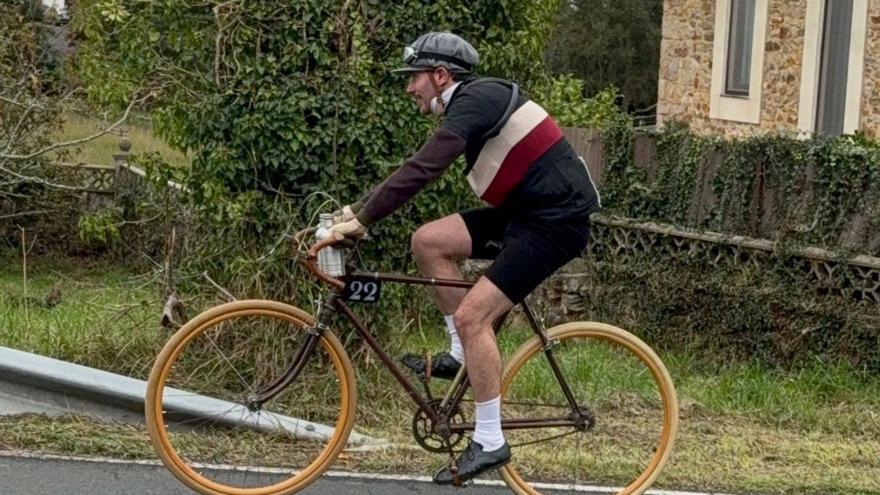 David González Palomares, durante la recreación de la «pequeña Vuelta a Asturias» de 1925. | CEDIDA A LNE