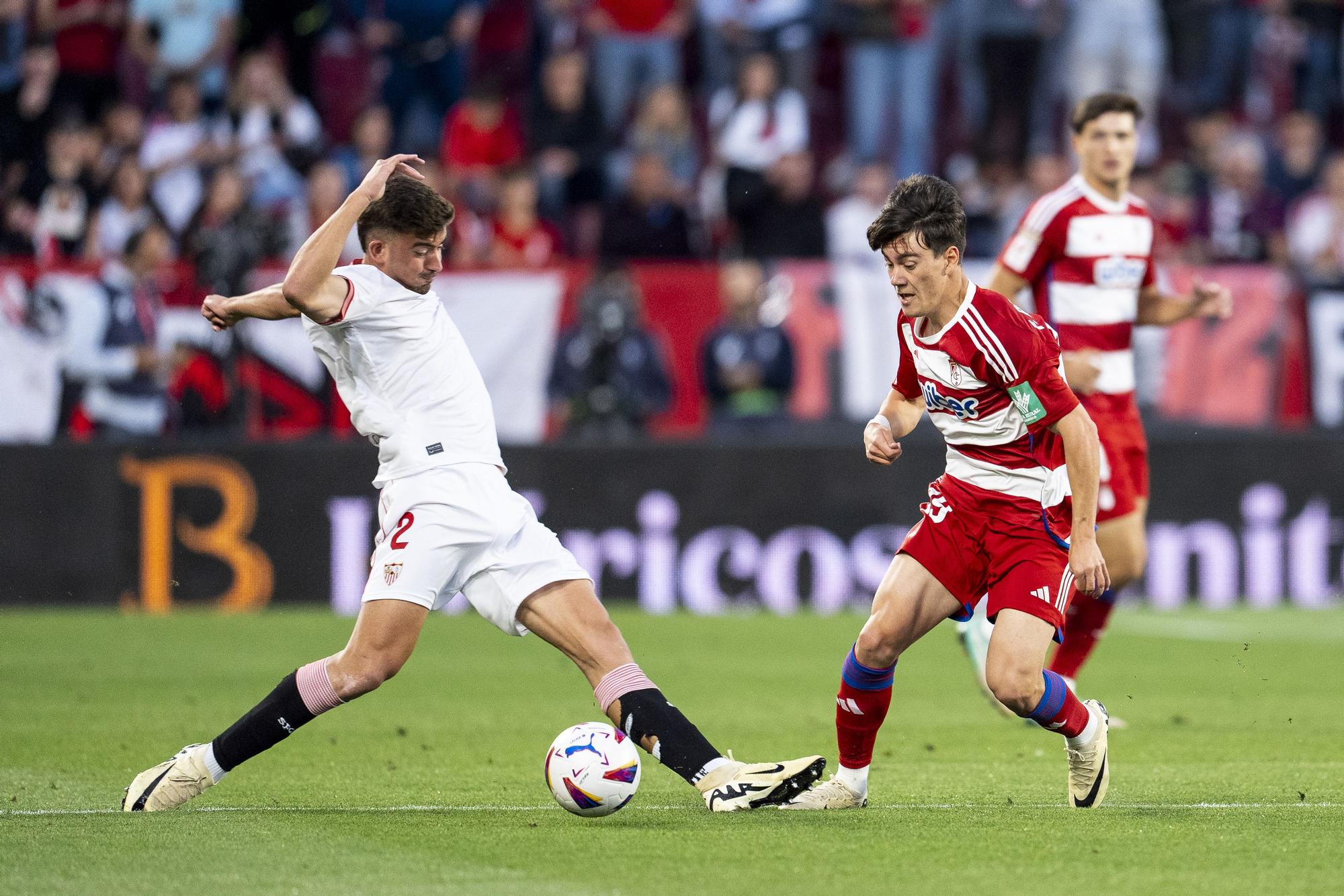 Kike Salas of Sevilla FC and Facundo Pellistri of Granada CF in action during the Spanish league, LaLiga EA Sports, football match played between Sevilla FC and Granada CF at Ramon Sanchez-Pizjuan stadium on May 5, 2024, in Sevilla, Spain. AFP7 05/05/2024 ONLY FOR USE IN SPAIN / Joaquin Corchero / AFP7 / Europa Press;2024;Soccer;Sport;ZSOCCER;ZSPORT;Sevilla FC v Granada CF - LaLiga EA Sports;