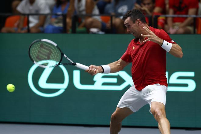 Roberto Bautista golpea una bola en su partido ante Miomir Kecmanovic de las Finales de la Copa Davis en Valencia