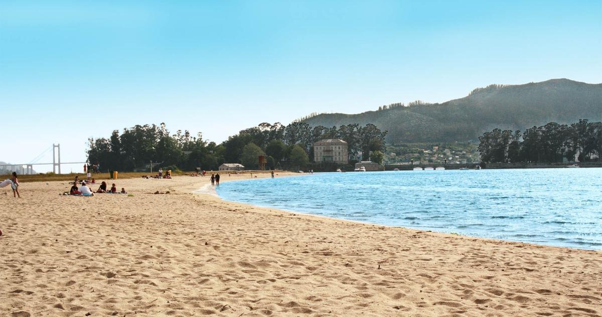 Situada al fondo de la ría de Vigo, esta playa está abierta para nuestros perros todo el año.