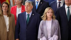 Roberta Metsola, Viktor Orbán y Giorgia Meloni posan para la foto de familia, este jueves en Bruselas.