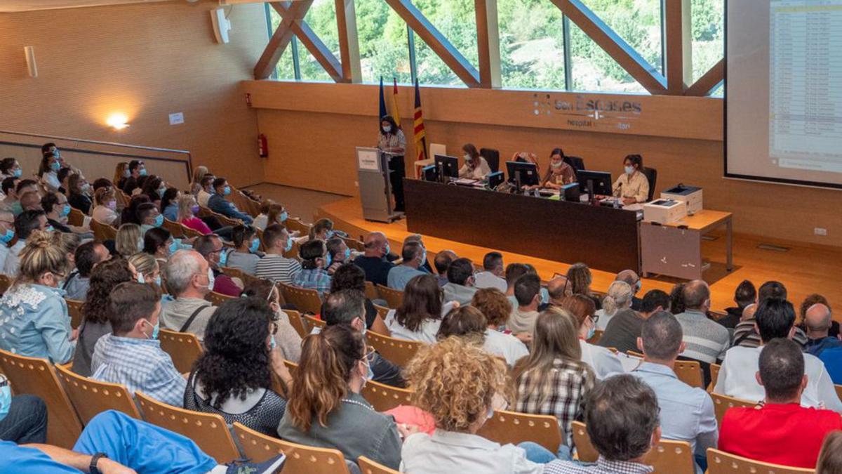 Un momento del acto de adjudicación de plazas celebrado ayer en Son Espases.