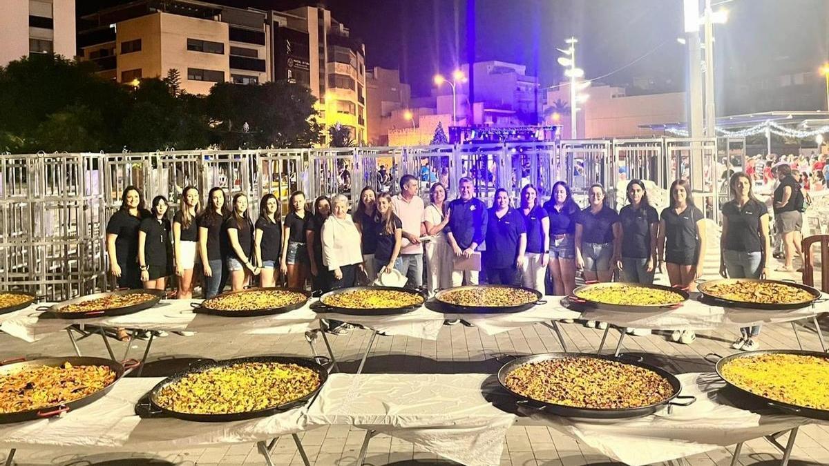 Foto de familia delante de las paellas presentadas en Benicarló.