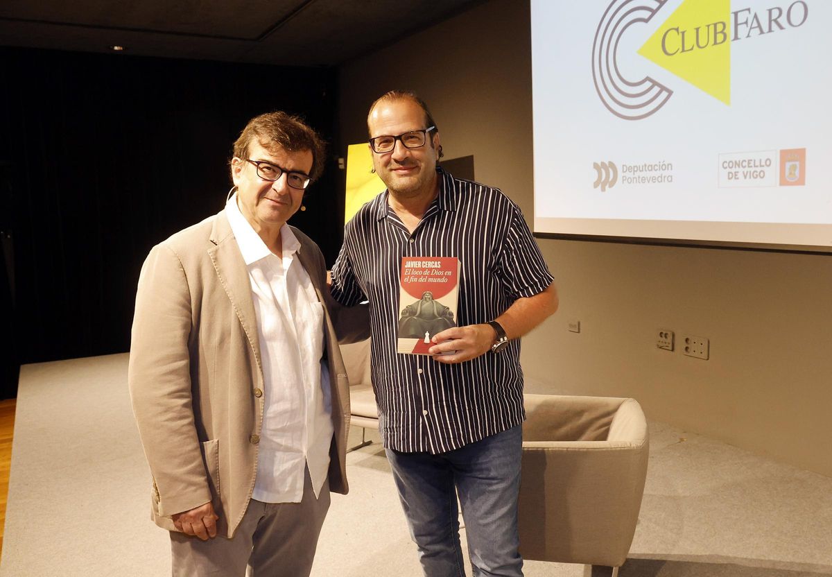 El escritor Javier Cercas, invitado al Club Faro, y presentado por el periodista Rafa Valero