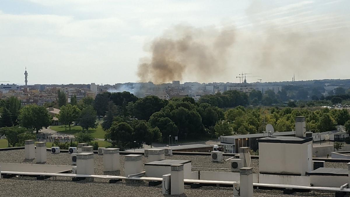Vista del humo desde la casa de un vecino de Zaragoza