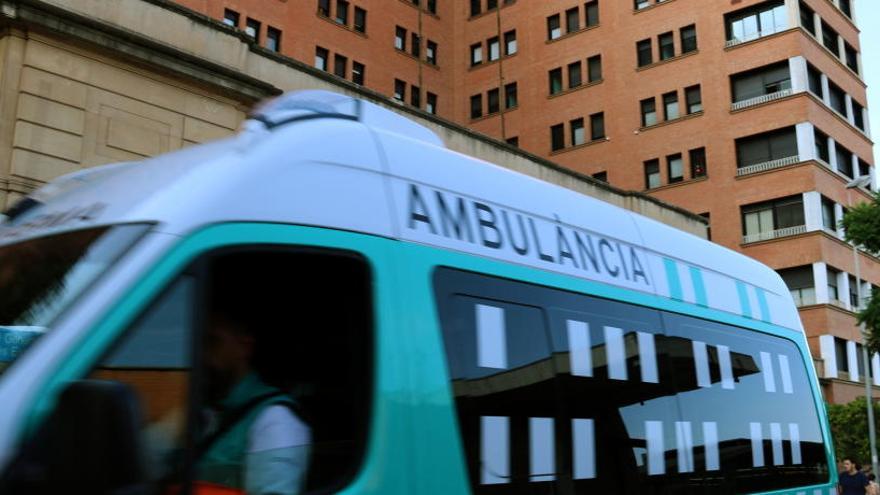 Una ambulància passa per davant l&#039;hospital