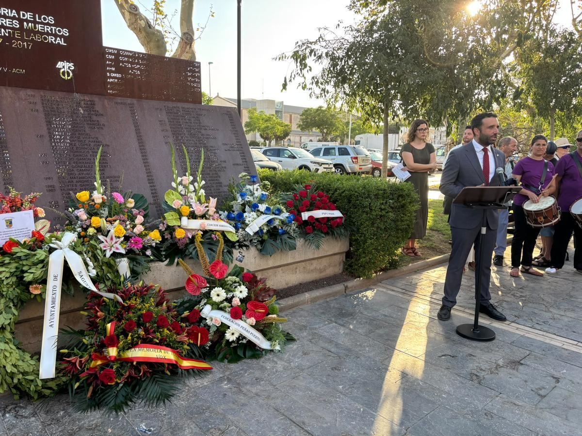 Homenaje a los fallecidos en la siderurgia del Port de Sagunt.