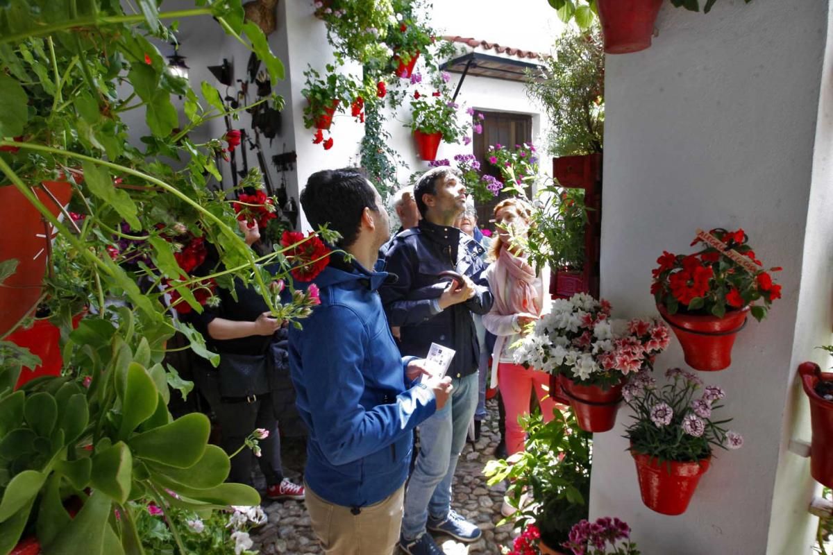 Colas y lluvia en el primer día de Fiesta de los Patios