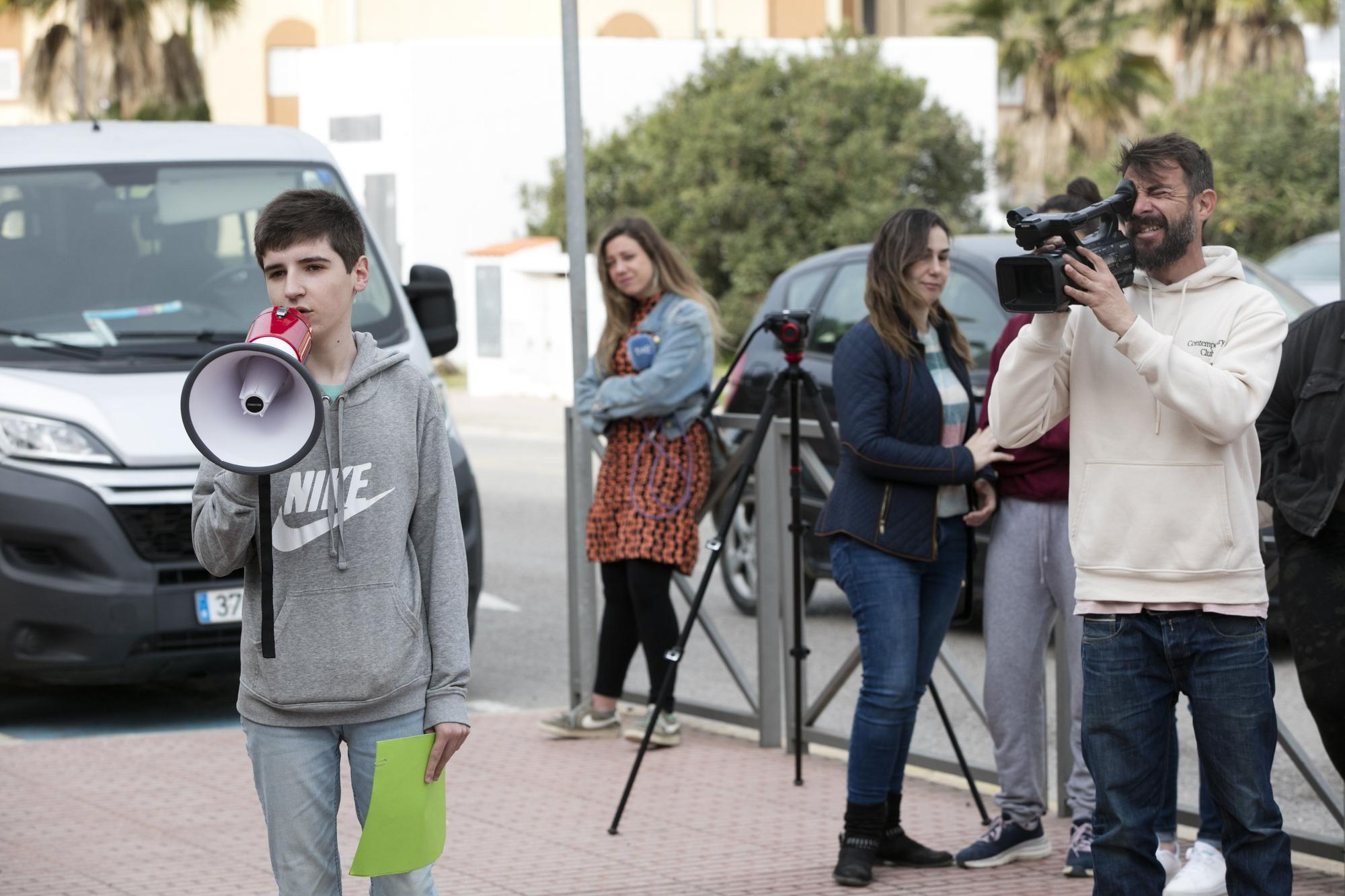 Alumnos y familias del instituto Xarc de Ibiza claman contra Educación por el mal estado del centro