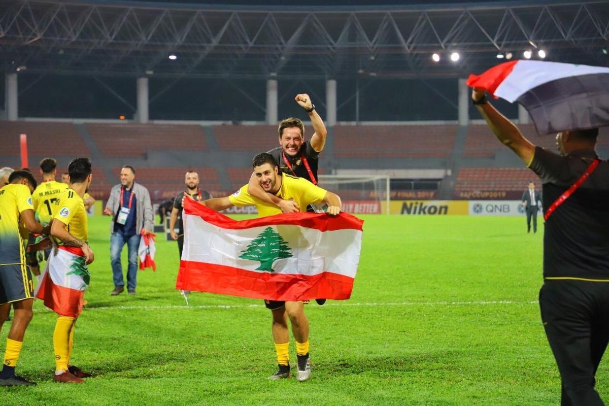 Daniel Giménez, a hombros de Khalil Khamis, un jugador del Al Ahed, equipo del Líbano con el que conquistó la segunda competición continental más importante de Asia.