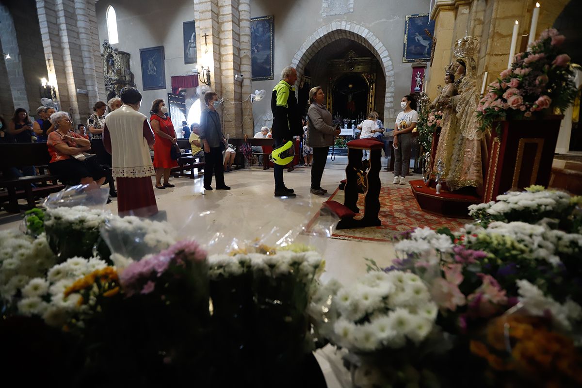 Cientos de cordobeses visitan a la Virgen de los Remedios como cada martes y 13